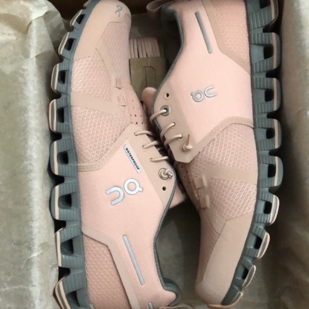 On cloud Pink and Grey Tennis Shoes